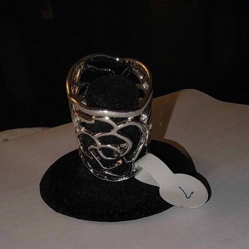 Elegant EUC Silver Floral Ring